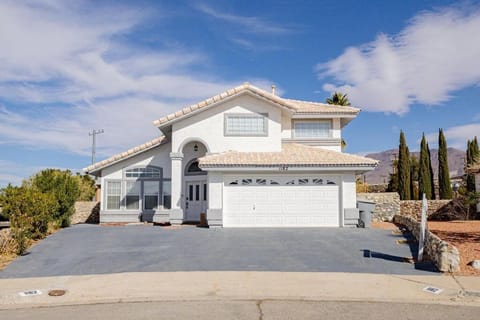 West EP Poolside Mountain Views Apartment in El Paso