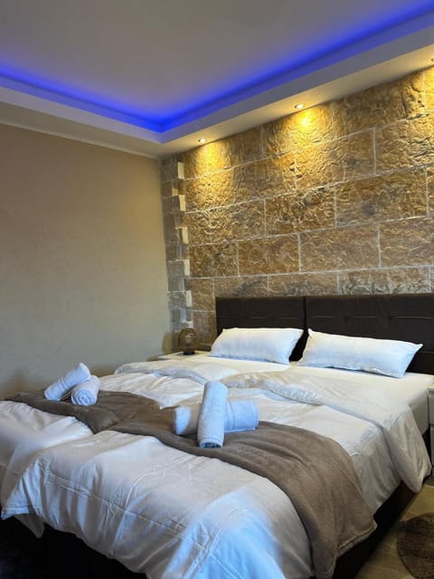 Bed, Bedroom, towels