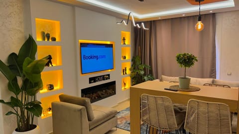 TV and multimedia, Living room, Seating area, Dining area