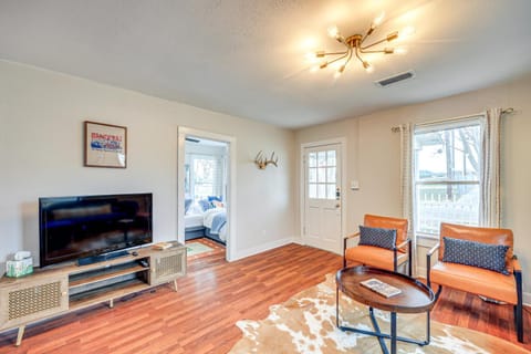 Walk to Main Street Cottage with Deck in Bandera! House in Bandera
