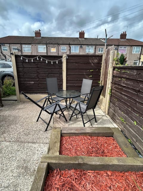 The Little Green Cosy Cottage House in Bury