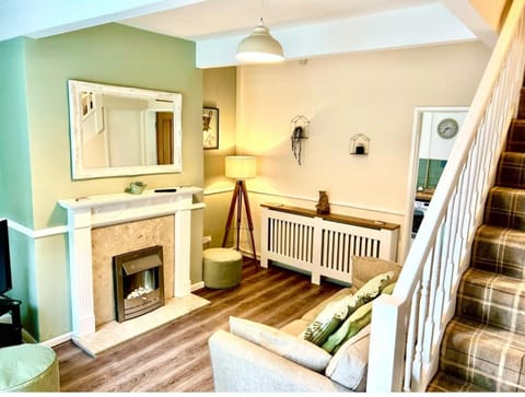 The Little Green Cosy Cottage House in Bury