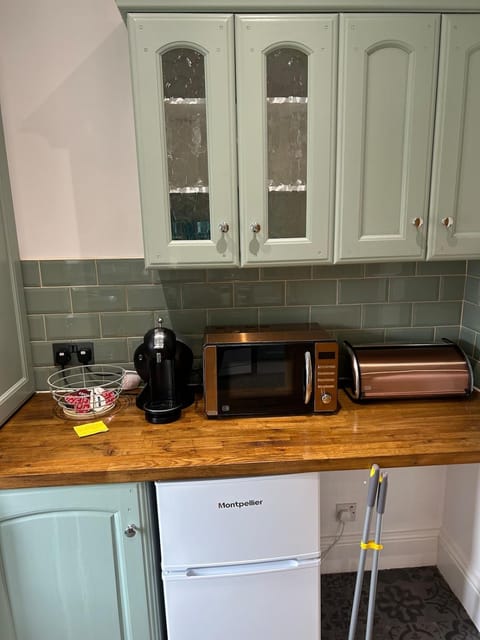 The Little Green Cosy Cottage House in Bury