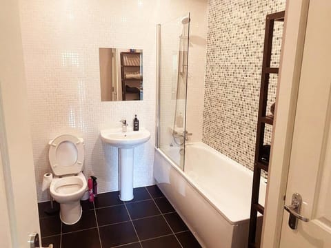 Modern Two Bed Glasgow Apartment with Free Parking Apartment in Glasgow