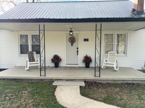 Charming Country Farmhouse Near Natural Bridge House in Kentucky