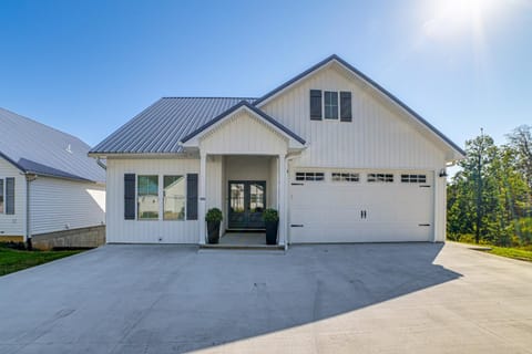 Lake View and Deck Group Getaway in Grand Rivers! House in Grand Rivers