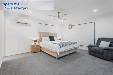 Bed, TV and multimedia, Seating area, Bedroom, wardrobe, air conditioner