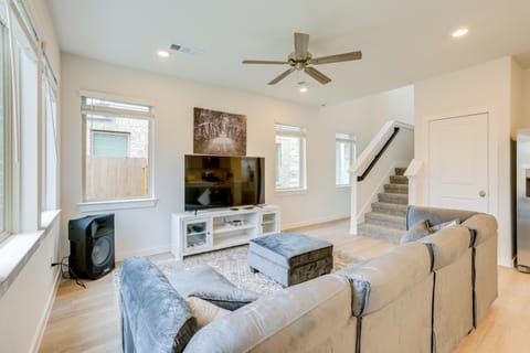 9 Mi to Oil Ranch Family-Friendly Home with Yard House in Cypress