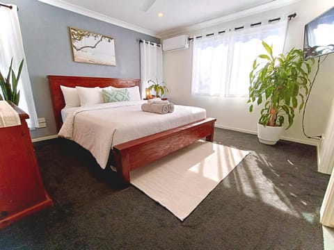 Bed, TV and multimedia, Photo of the whole room, Bedroom
