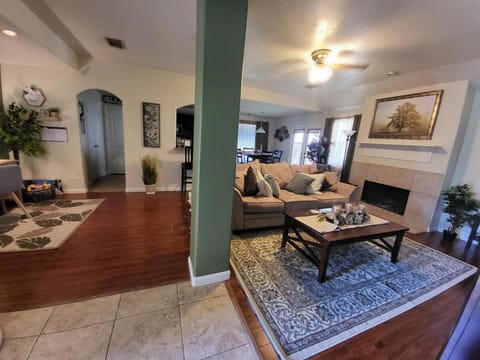 Coziness At It's BEST House in Addicks