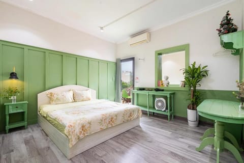 Bed, Photo of the whole room, Seating area, Bedroom, wardrobe, air conditioner