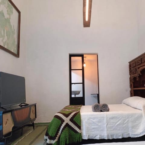 Bed, TV and multimedia, Photo of the whole room, Bedroom