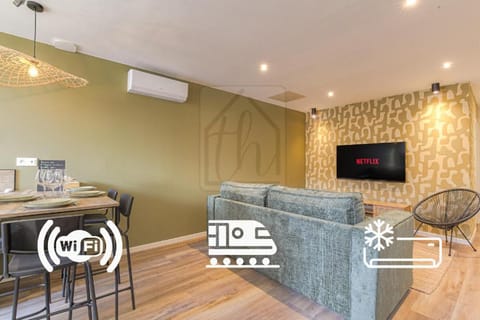 Communal lounge/ TV room, TV and multimedia, Living room, Seating area, air conditioner