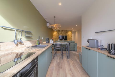 TV and multimedia, Coffee/tea facilities, Kitchen or kitchenette, Dining area, dishwasher, minibar, oven, pet friendly, stove, toaster