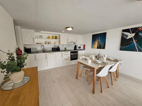 Coffee/tea facilities, Kitchen or kitchenette, Dining area