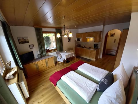 Bed, Photo of the whole room, Seating area