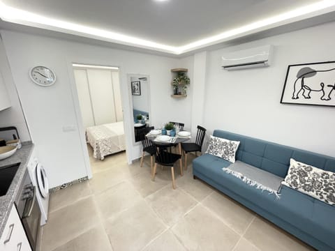 Kitchen or kitchenette, Seating area, air conditioner
