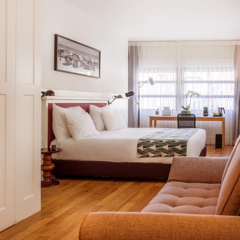 Bed, Photo of the whole room, Seating area, Bedroom