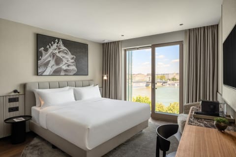 Bed, TV and multimedia, View (from property/room), Photo of the whole room, Bedroom, River view