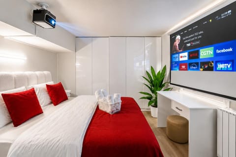 Bed, TV and multimedia, Photo of the whole room, Bedroom
