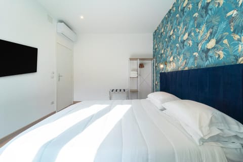 Bed, TV and multimedia, Photo of the whole room, Bedroom, air conditioner