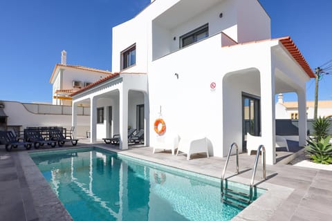 Property building, Swimming pool, sunbed