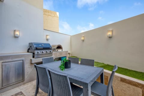 Patio, Day, BBQ facilities, Kitchen or kitchenette, Living room, Seating area, Dining area