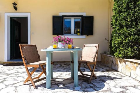 Sunny Patio Studio Corfu ! Apartment in Corfu
