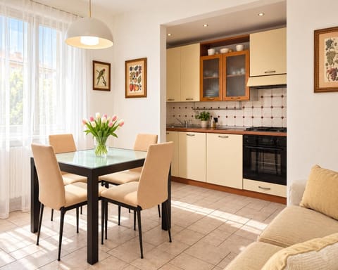Coffee/tea facilities, Kitchen or kitchenette, Living room, Seating area, Dining area, internet, internet, oven