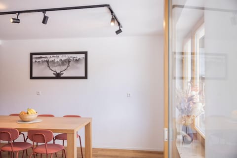 Decorative detail, Seating area, Dining area