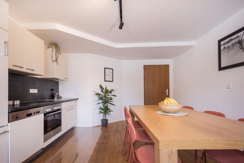 Kitchen or kitchenette, Dining area, oven, stove