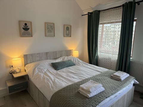 Bed, Photo of the whole room, Bedroom, towels