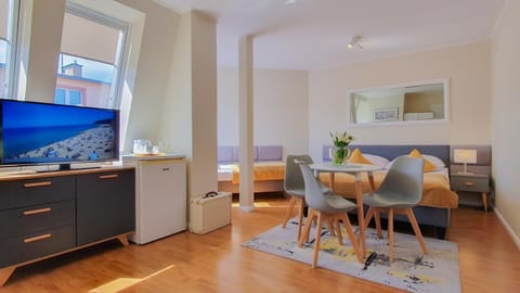 Bed, TV and multimedia, Photo of the whole room, Seating area