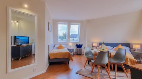 Bed, TV and multimedia, Photo of the whole room, Seating area