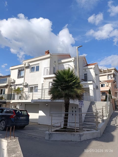 Property building, Day, Quiet street view, Parking