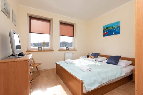 Bed, TV and multimedia, Photo of the whole room, Bedroom, towels