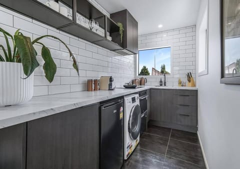 Kitchen or kitchenette, toaster, washing machine, dryer