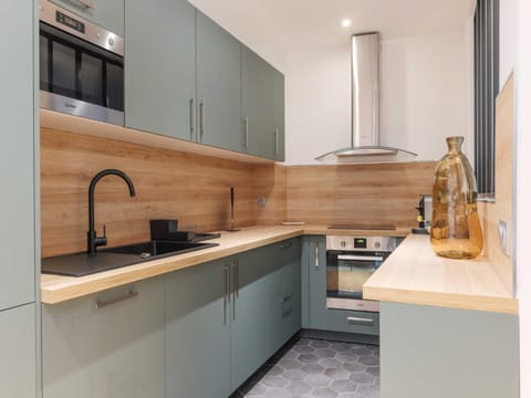 Kitchen or kitchenette, dishwasher, stove