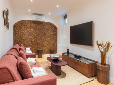 TV and multimedia, Living room, Seating area, air conditioner