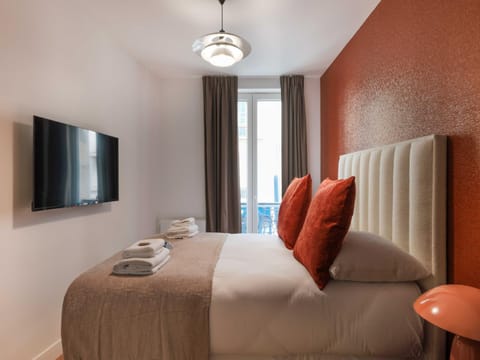 Bed, TV and multimedia, Photo of the whole room, Bedroom