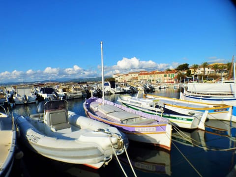 Duplex sur le port du Brusc, Plage, Embarcadère, Commerces à pieds Apartment in Six-Fours-les-Plages
