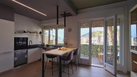 Kitchen or kitchenette, Dining area, oven, stove