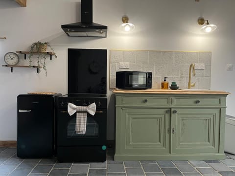 Coffee/tea facilities, Kitchen or kitchenette, oven, stove, toaster