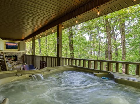 Patio, Natural landscape, Hot Tub, TV and multimedia, View (from property/room), Balcony/Terrace, Seating area, fireplace, pet friendly