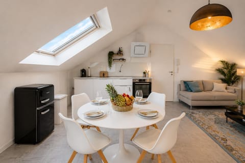 Kitchen or kitchenette, Living room, Food and drinks, Seating area, Dining area, Food, oven