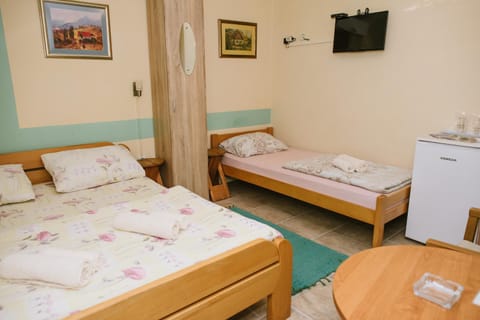 Bed, TV and multimedia, Photo of the whole room, towels