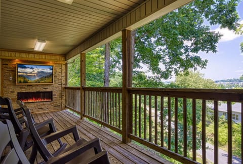 Patio, Day, TV and multimedia, View (from property/room), Balcony/Terrace, Evening entertainment, City view, fireplace