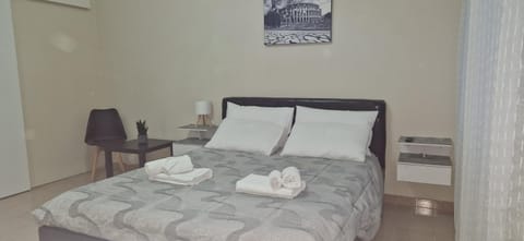 Bed, Bedroom, towels
