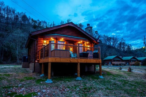 Property building, Night, Neighbourhood, Natural landscape, Winter, Fishing, Fishing, Hot Tub, Hot Tub, View (from property/room), View (from property/room), Balcony/Terrace, Balcony/Terrace, Decorative detail, Decorative detail, Seating area, Pets, Pets, Mountain view, Mountain view, River view, River view, pet friendly, pet friendly