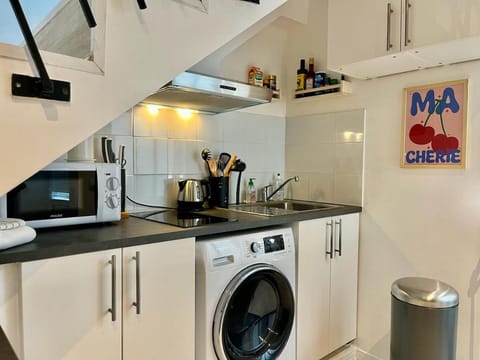 Kitchen or kitchenette, stove, washing machine